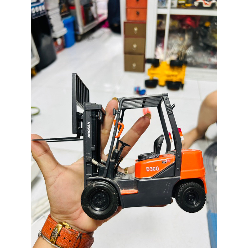 Mô hình xe nâng 1/20 Forklift Truck hãng Doosan