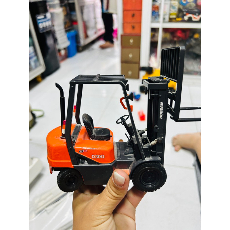 Mô hình xe nâng 1/20 Forklift Truck hãng Doosan