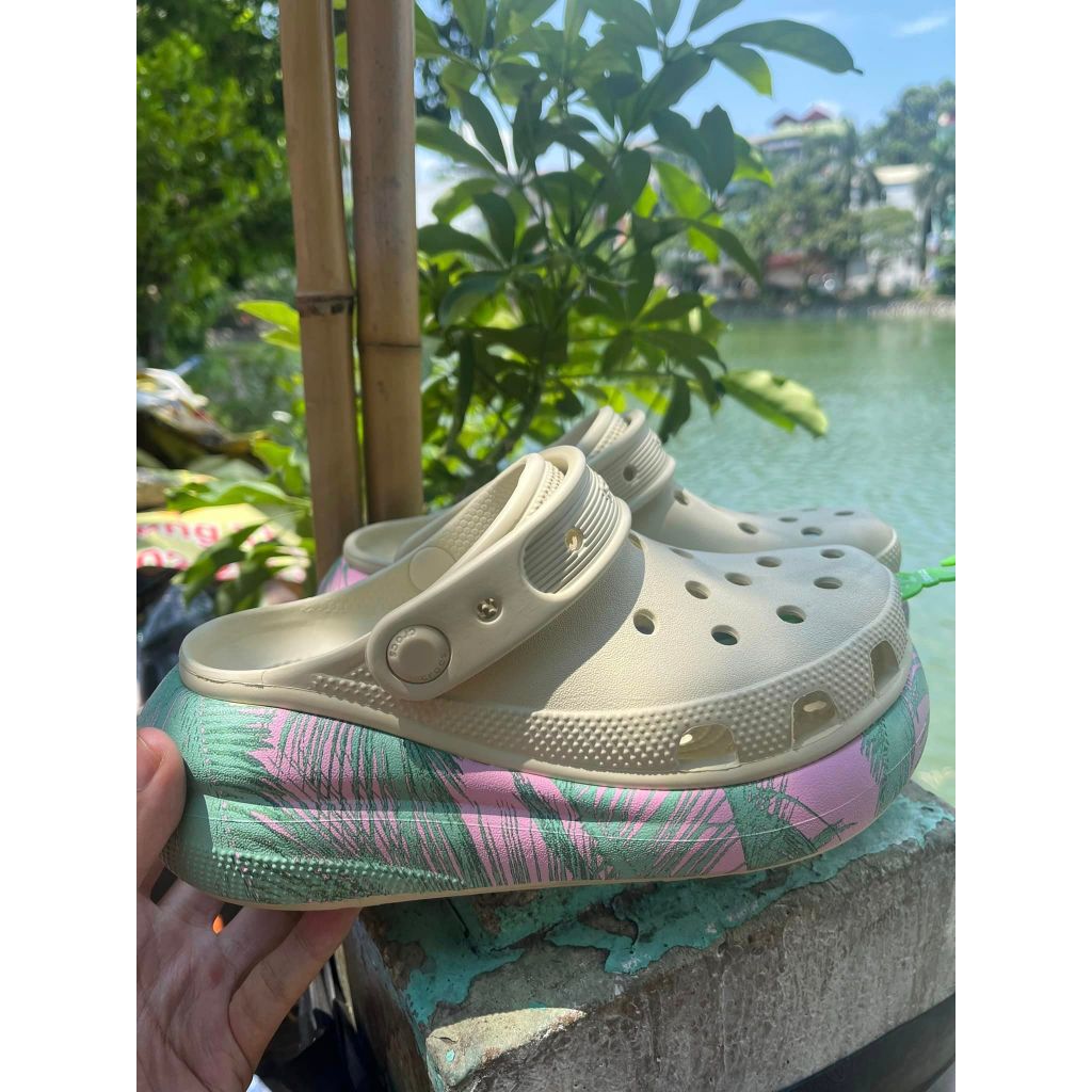 Sục Crocss Bánh Mỳ Hoa Lá Dương Sỉ Màu Be Cực Đẹp -Tặng 10 Jibits