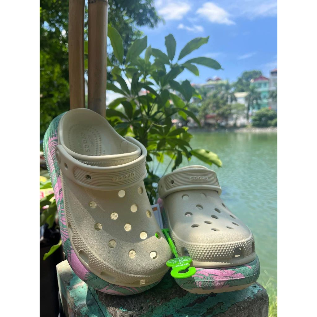 Sục Crocss Bánh Mỳ Hoa Lá Dương Sỉ Màu Be Cực Đẹp -Tặng 10 Jibits