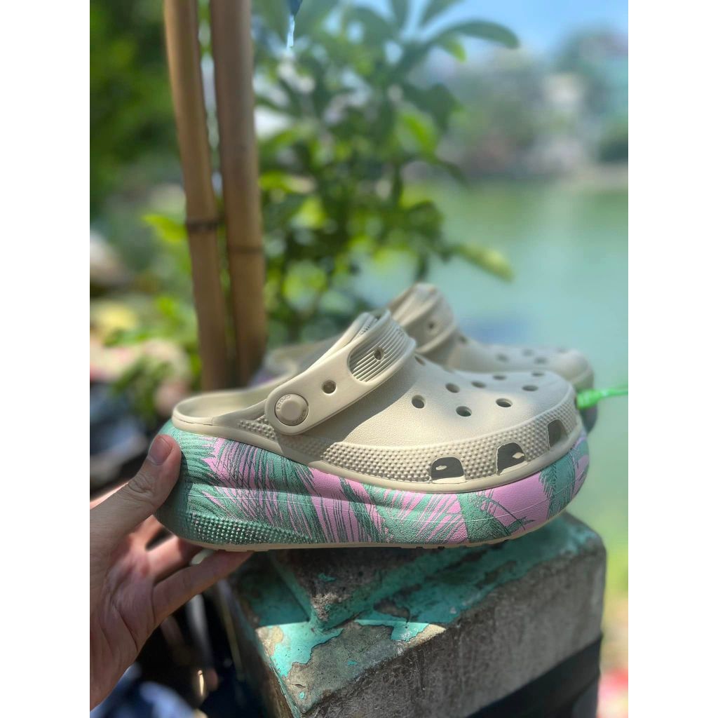 Sục Crocss Bánh Mỳ Hoa Lá Dương Sỉ Màu Be Cực Đẹp -Tặng 10 Jibits