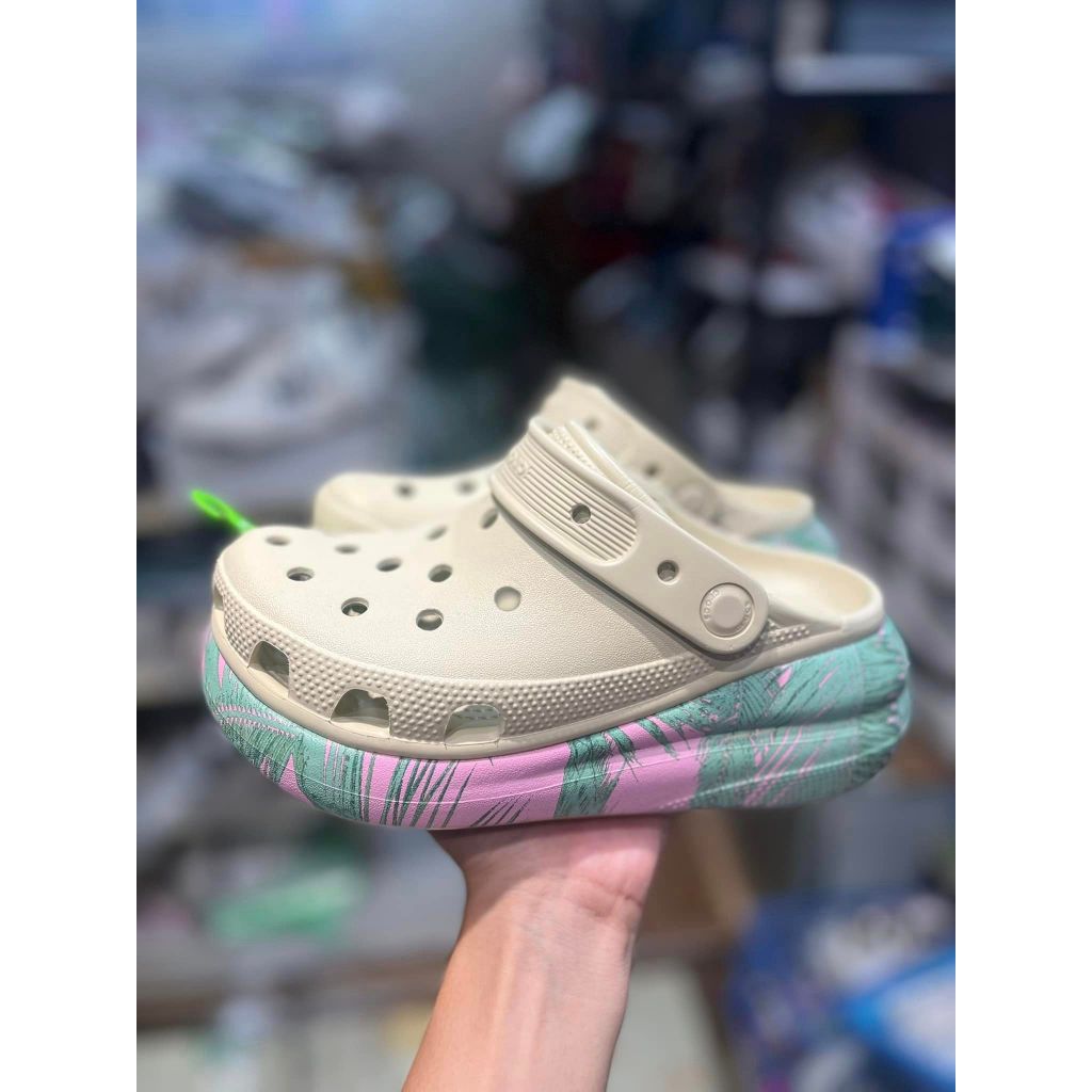 Sục Crocss Bánh Mỳ Hoa Lá Dương Sỉ Màu Be Cực Đẹp -Tặng 10 Jibits