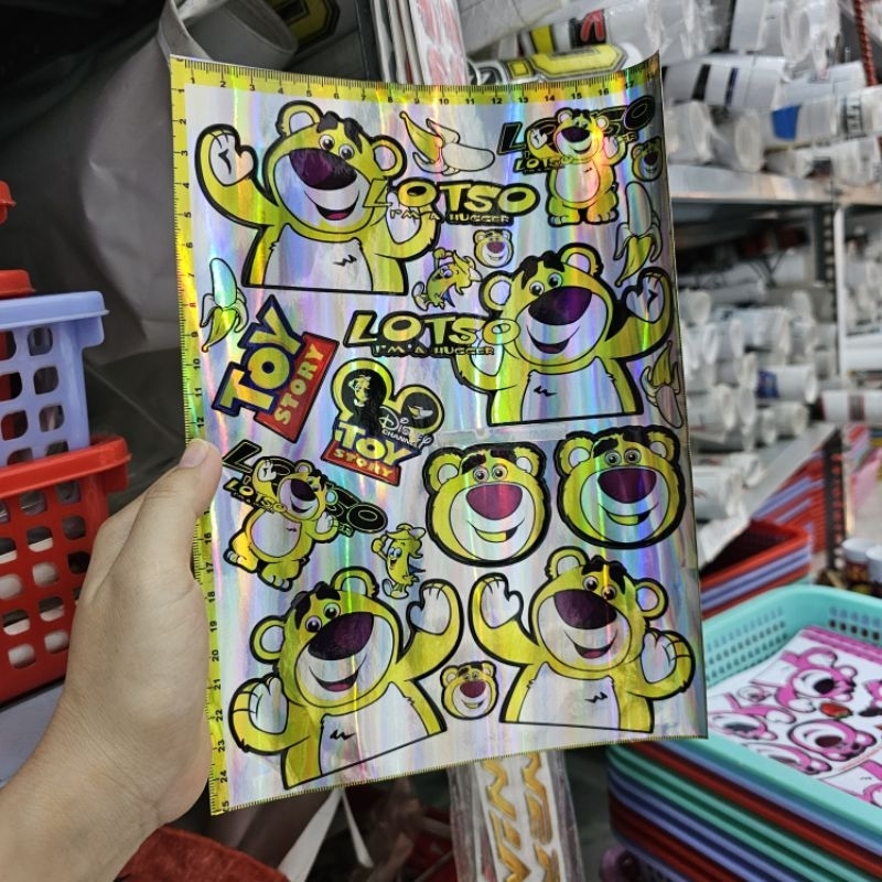 Tem logo gấu dâu lotso 7 màu 18x25cm dán trang trí