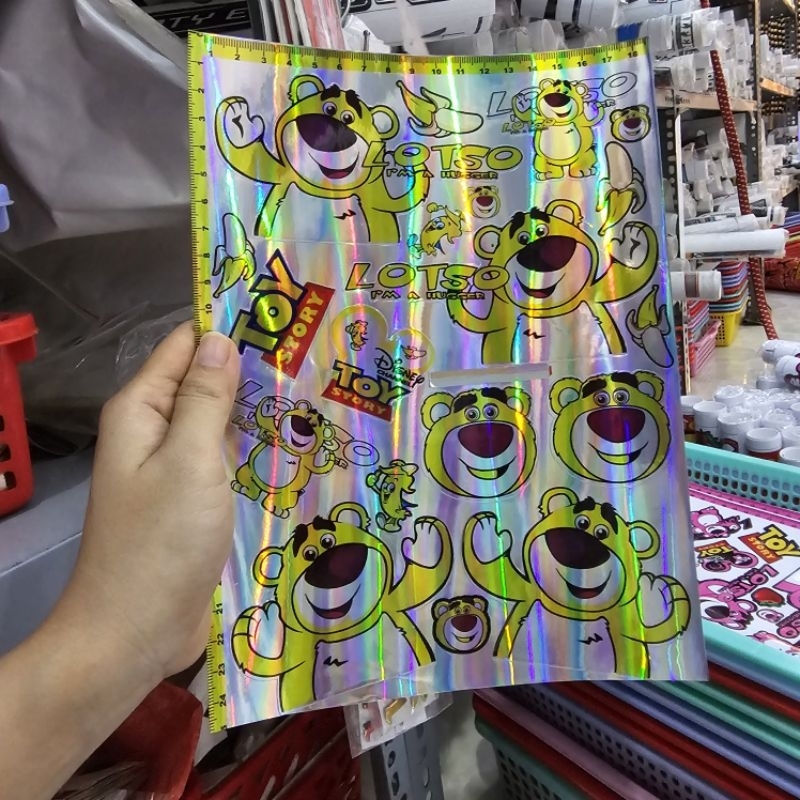 Tem logo gấu dâu lotso 7 màu 18x25cm dán trang trí