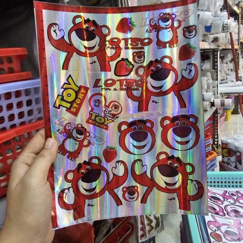 Tem logo gấu dâu lotso 7 màu 18x25cm dán trang trí