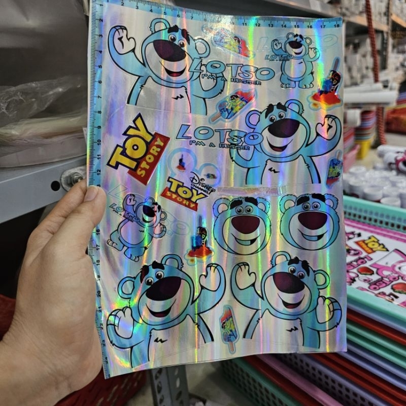 Tem logo gấu dâu lotso 7 màu 18x25cm dán trang trí