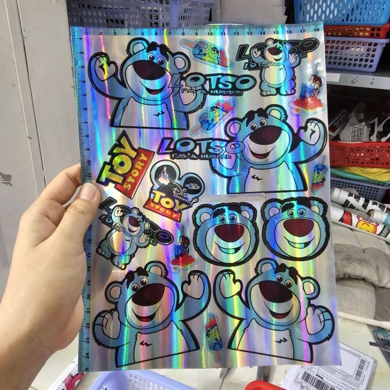 Tem logo gấu dâu lotso 7 màu 18x25cm dán trang trí