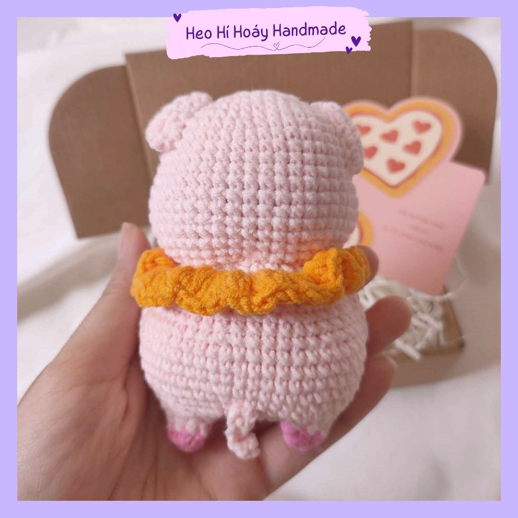Móc khóa heo hồng bằng len by Heo Hí Hoáy
