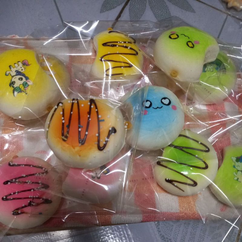 Squishy bánh cắn giở