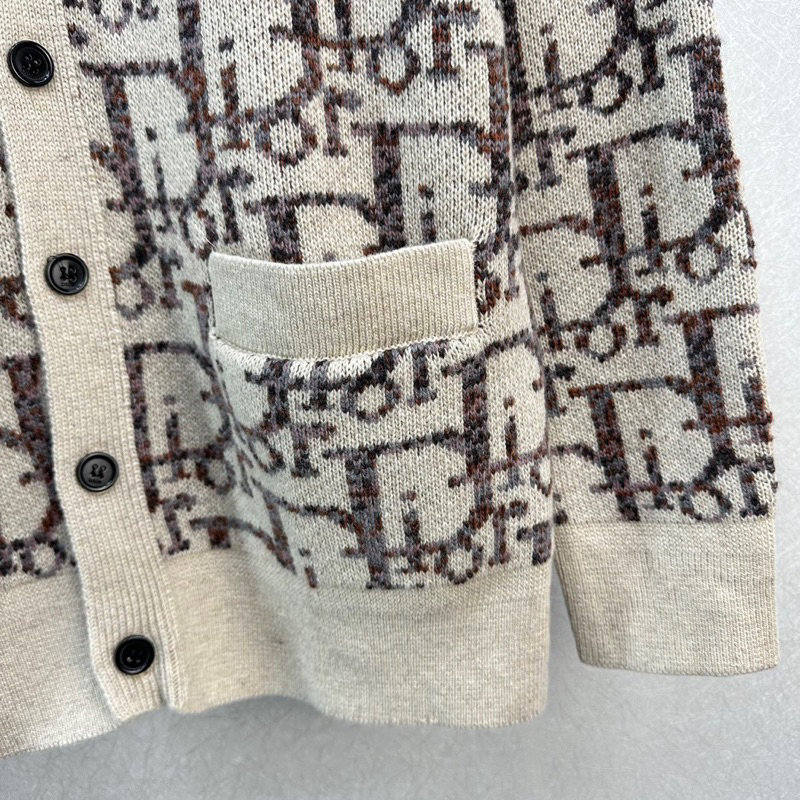 Áo len cadigan dior hoạ tiết chữ màu nâu
