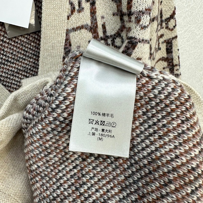 Áo len cadigan dior hoạ tiết chữ màu nâu