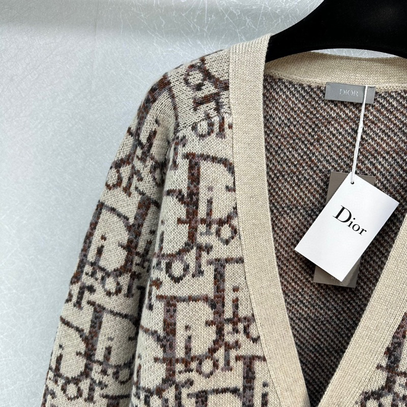Áo len cadigan dior hoạ tiết chữ màu nâu