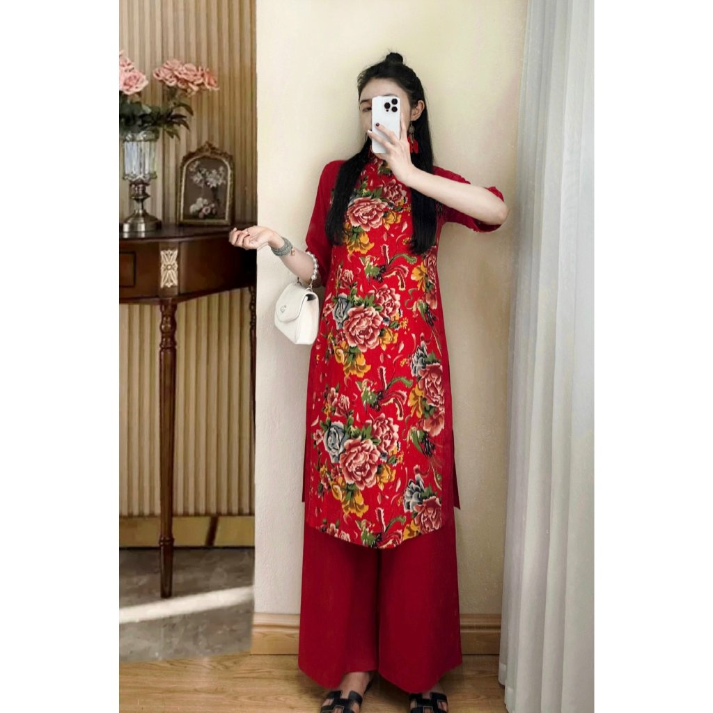 Aó dài con công họa tiết sang chảnh 3 màu vàng, đỏ và xanh.