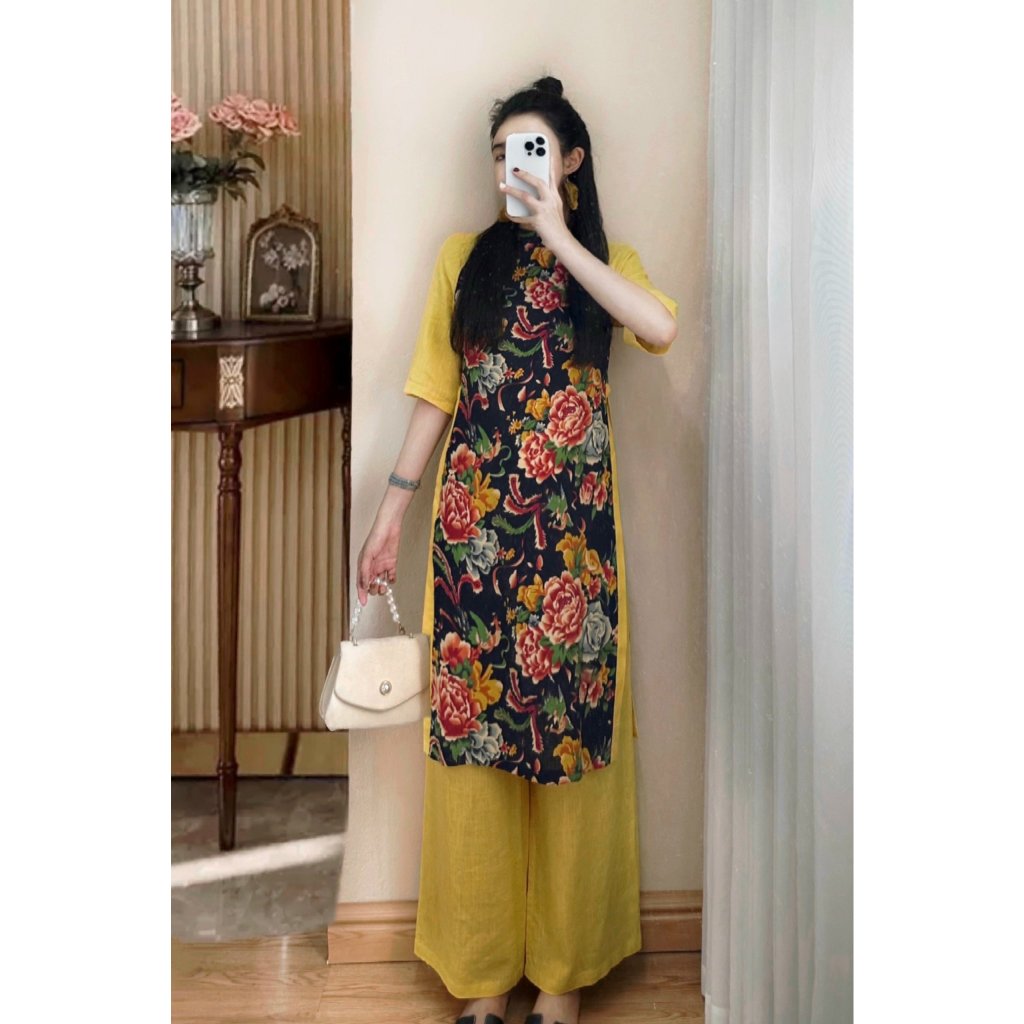 Aó dài con công họa tiết sang chảnh 3 màu vàng, đỏ và xanh.