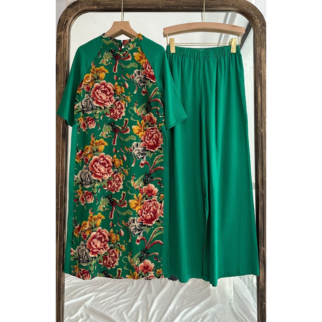 Aó dài con công họa tiết sang chảnh 3 màu vàng, đỏ và xanh.