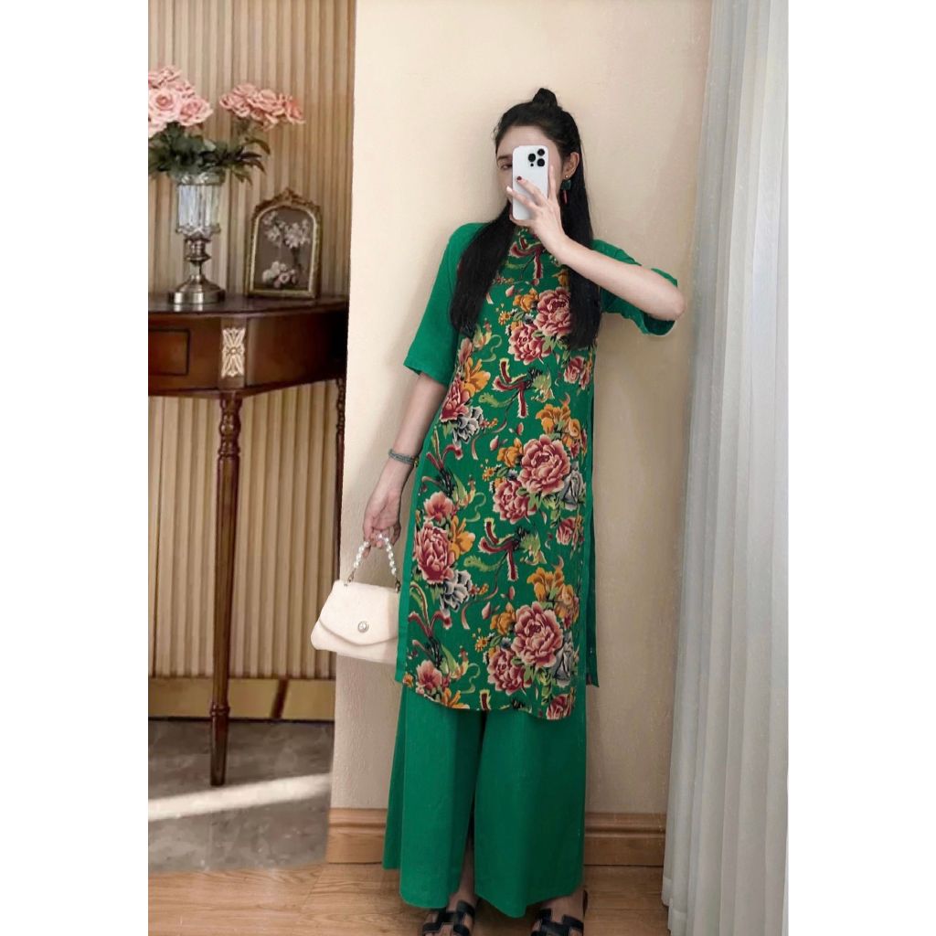 Aó dài con công họa tiết sang chảnh 3 màu vàng, đỏ và xanh.