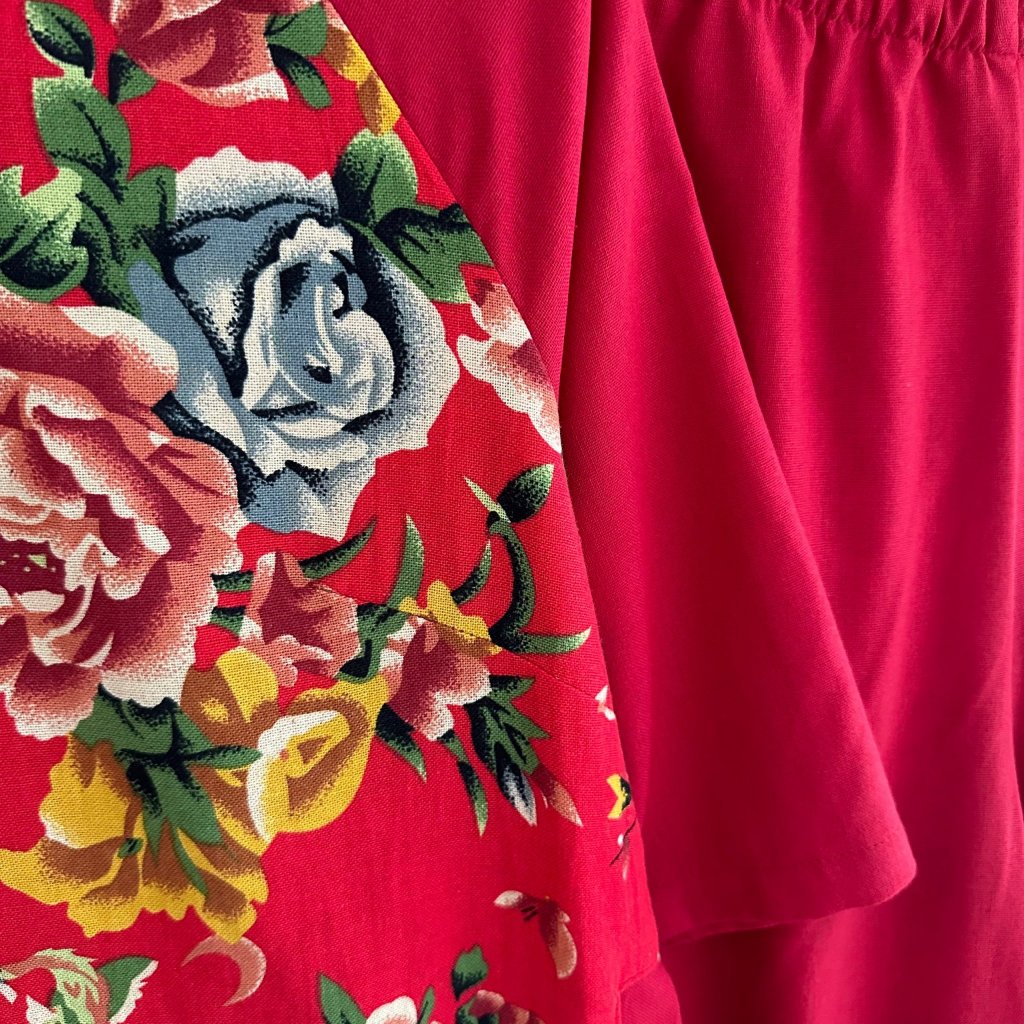 Aó dài con công họa tiết sang chảnh 3 màu vàng, đỏ và xanh.