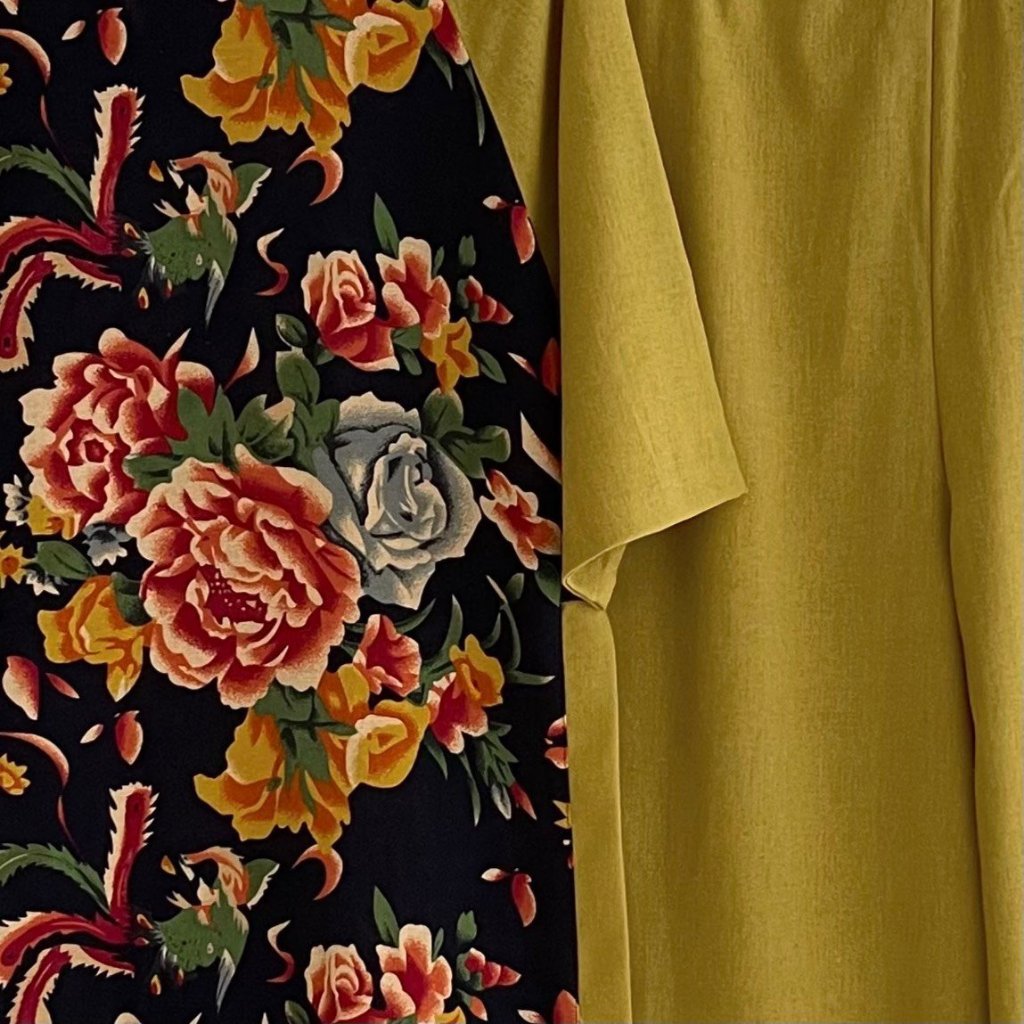 Aó dài con công họa tiết sang chảnh 3 màu vàng, đỏ và xanh.