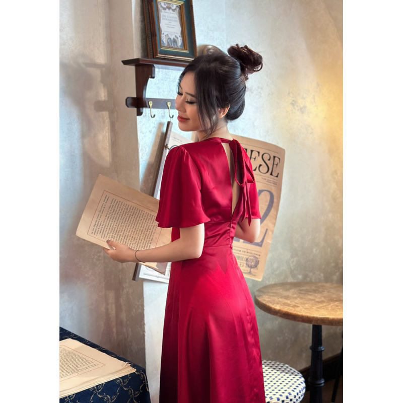 AOKI | Camille Dress  | Màu đỏ sang trọng, tôn da cùng thiết kế tinh tế, nơ cột sau