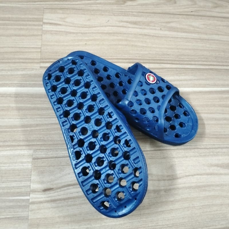 Dép nhựa lỗ táo mềm đi trong nhà vệ sinh