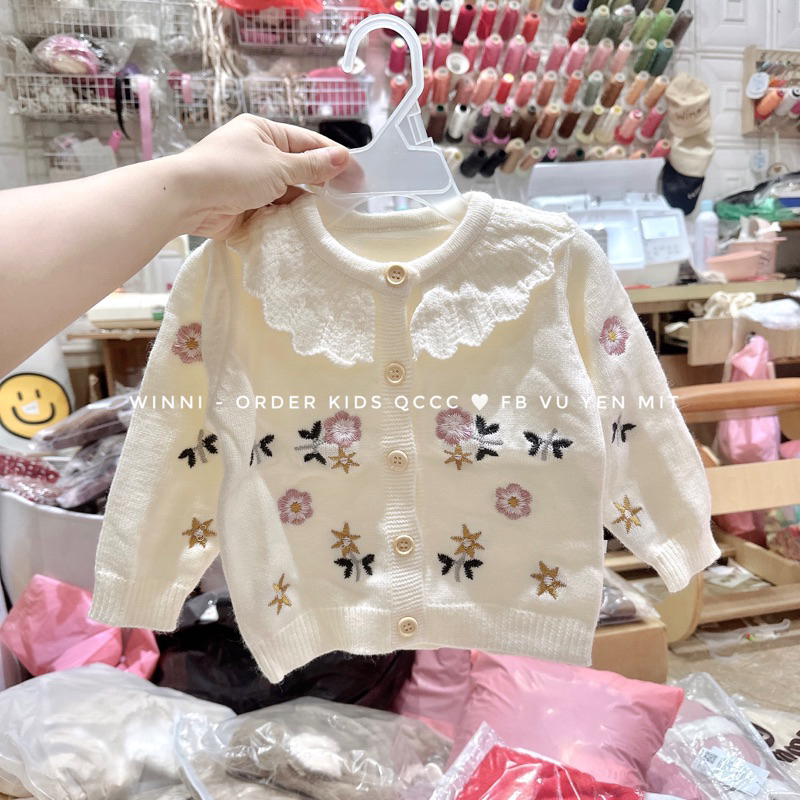 Áo khoác len be hoa thêu cổ bèo cho bé gái