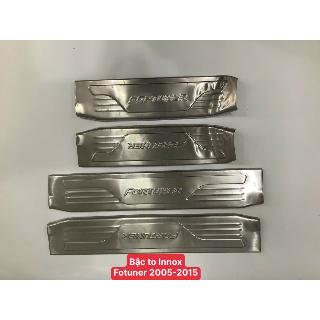 Ốp bậc cửa xe Fortuner 2006 đến 2015 mẫu inox, chống trầy xước bậc cửa xe