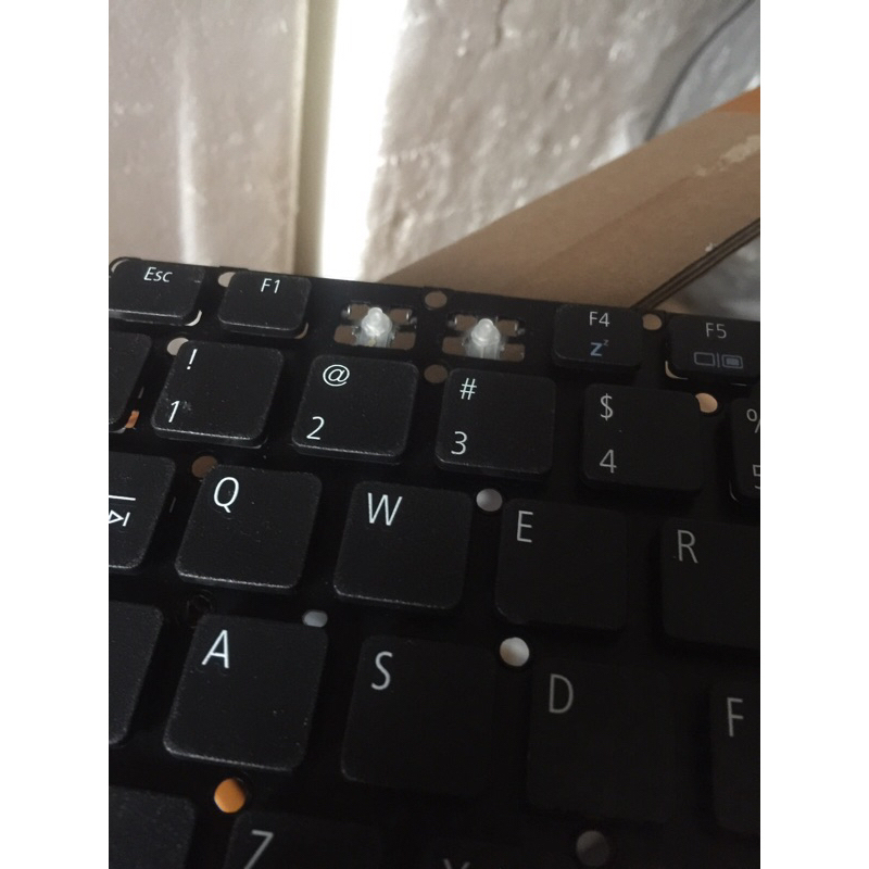 Thay nút cao su bàn phim laptop