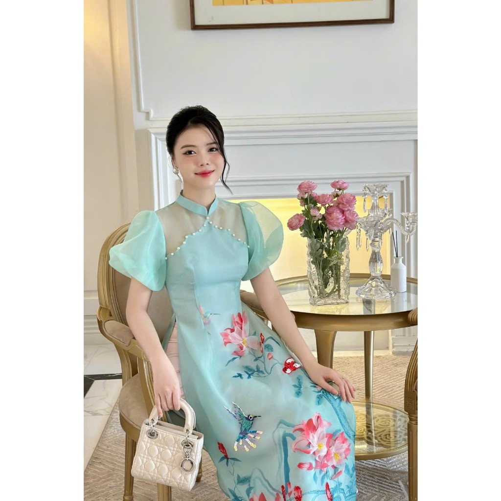 Áo dài cách tân chất vải tơ organza, thiết kế 4 tà nhẹ nhàng, họa tiết vừa in vừa đính kết nổi- Áo dài Sài Gòn