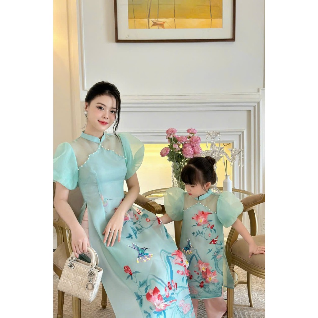 Áo dài cách tân chất vải tơ organza, thiết kế 4 tà nhẹ nhàng, họa tiết vừa in vừa đính kết nổi- Áo dài Sài Gòn