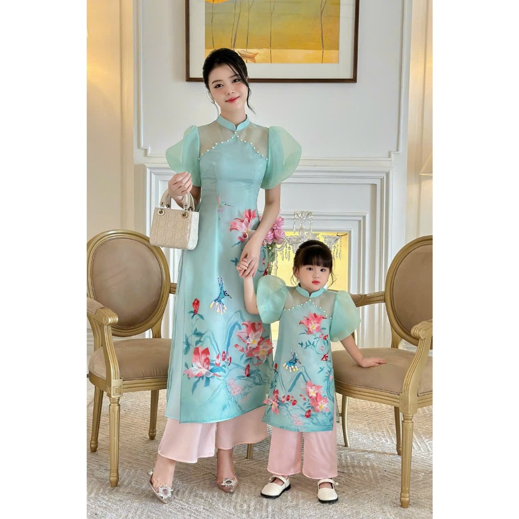 Áo dài cách tân chất vải tơ organza, thiết kế 4 tà nhẹ nhàng, họa tiết vừa in vừa đính kết nổi- Áo dài Sài Gòn