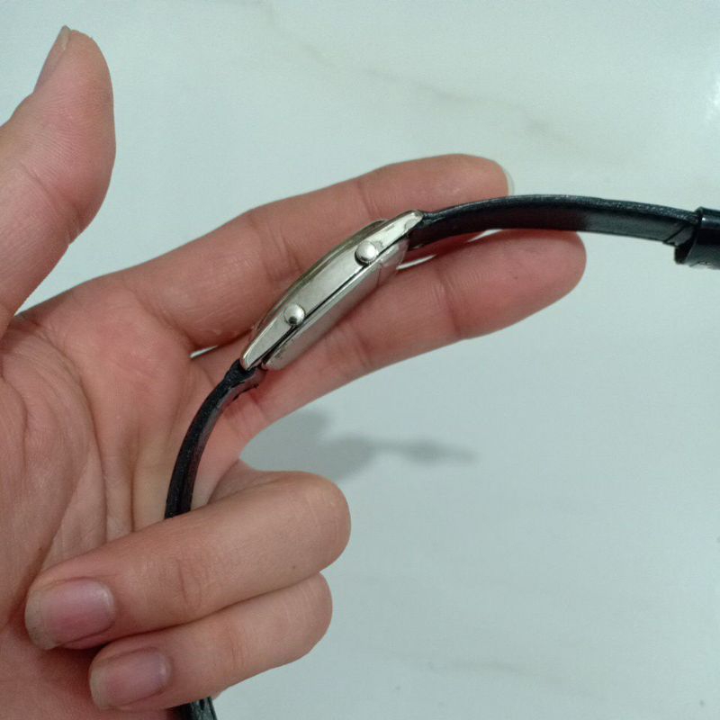 Đồng hồ si nhật nữ dây da mặt vuông tank hiệu M.R hoạt động ful 2 máy độ mới cao 97%