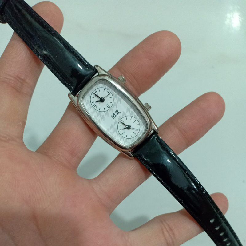 Đồng hồ si nhật nữ dây da mặt vuông tank hiệu M.R hoạt động ful 2 máy độ mới cao 97%