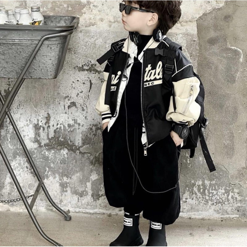 Áo khoác gió bomber 2 lớp chữ thêu đáp nổi phối màu đen be cho bé