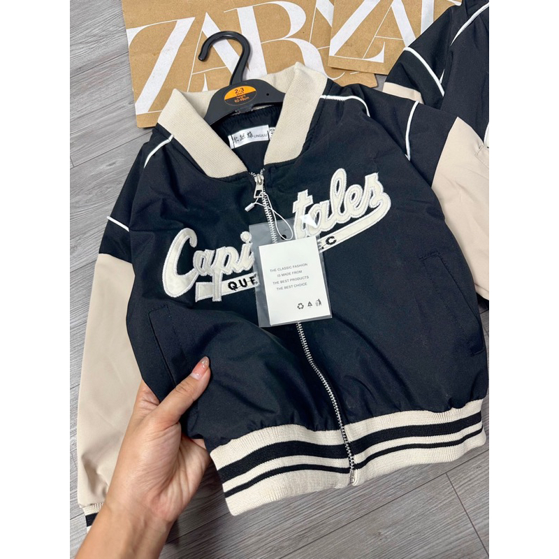 Áo khoác gió bomber 2 lớp chữ thêu đáp nổi phối màu đen be cho bé