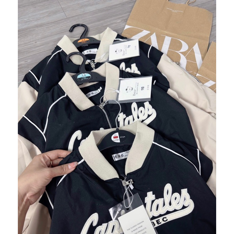 Áo khoác gió bomber 2 lớp chữ thêu đáp nổi phối màu đen be cho bé