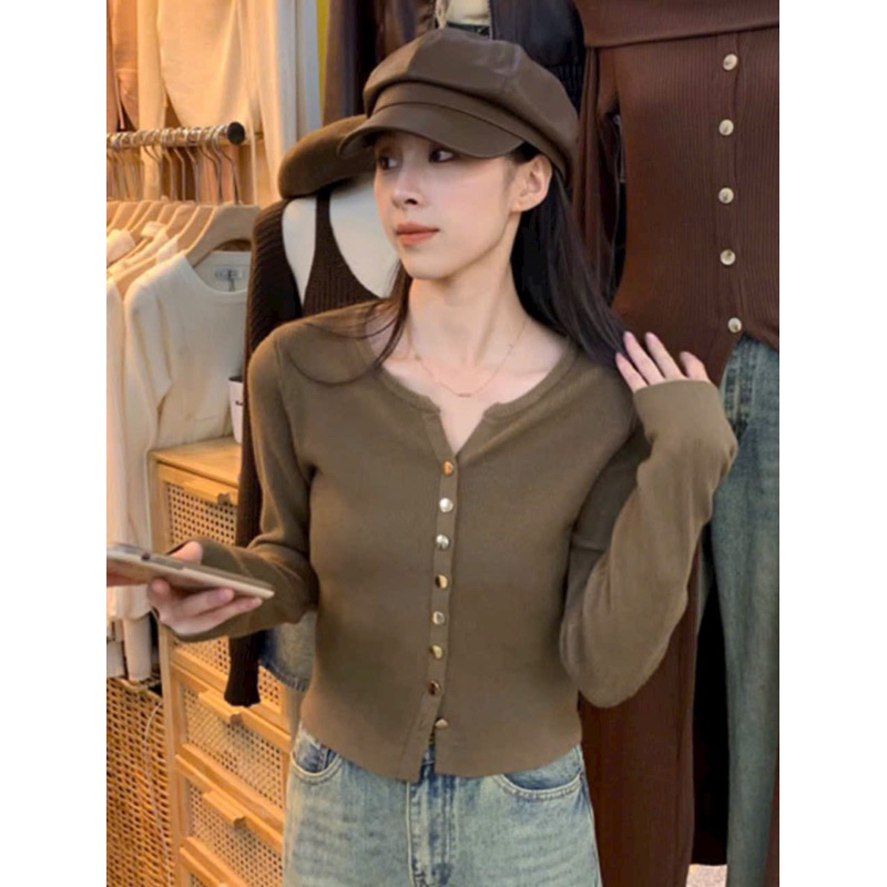 Áo len khuy vàng cổ V