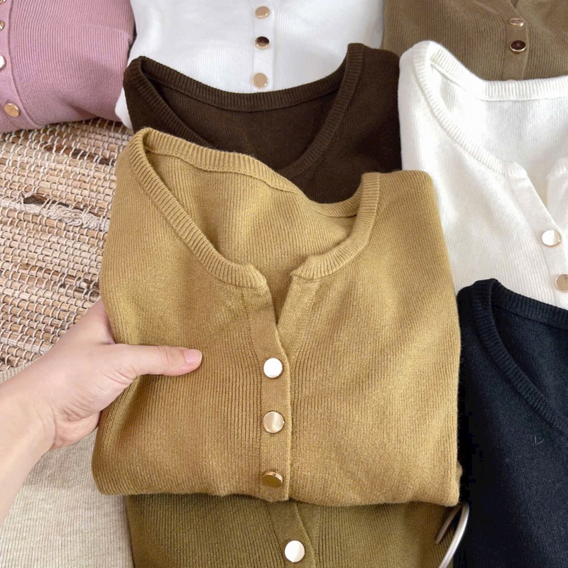 Áo len khuy vàng cổ V