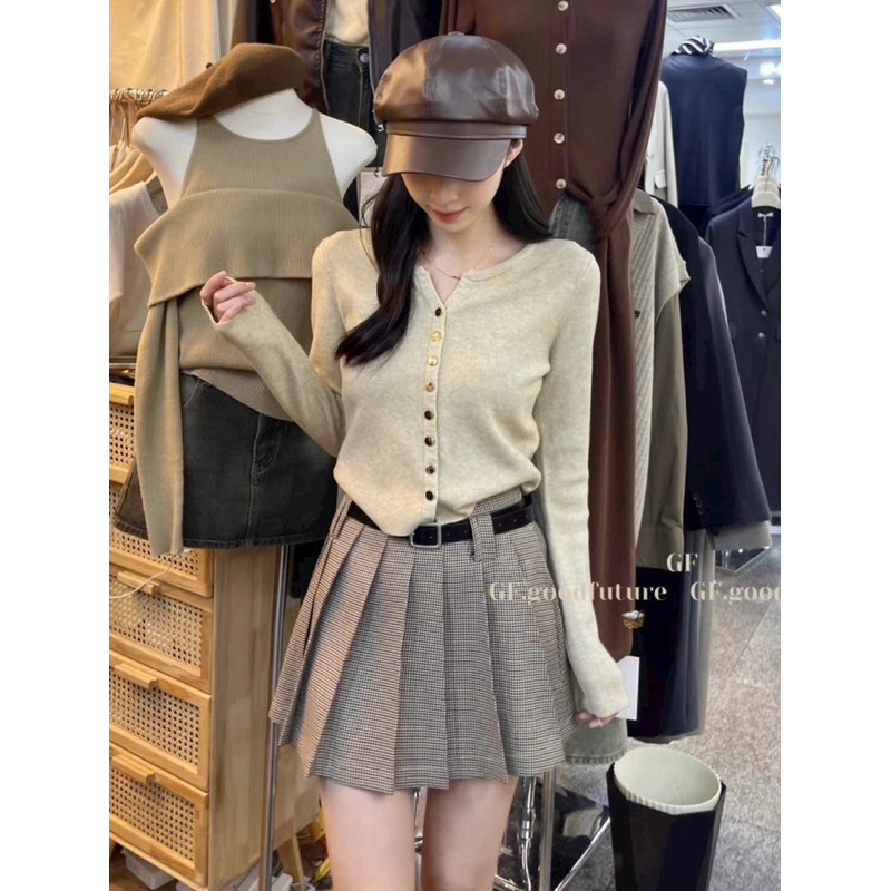 Áo len khuy vàng cổ V