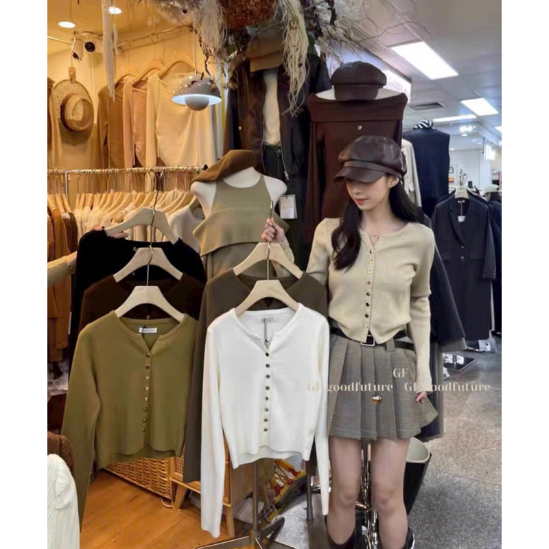 Áo len khuy vàng cổ V