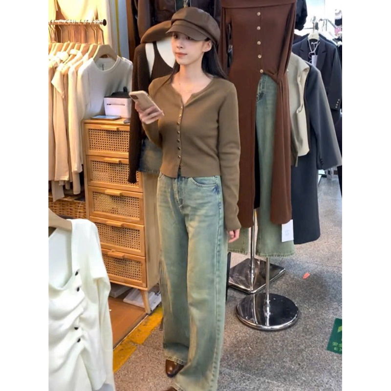 Áo len khuy vàng cổ V