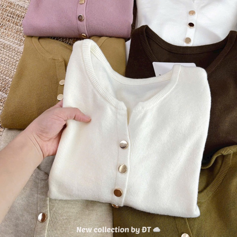 Áo len khuy vàng cổ V