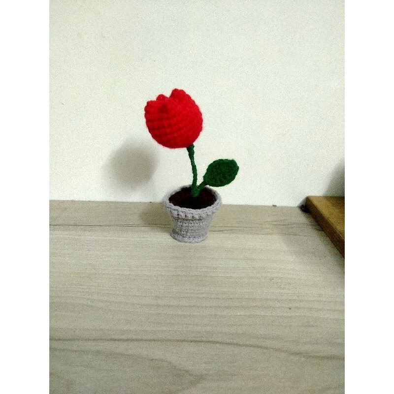 1 chậu hoa tulip đỏ móc len handmade