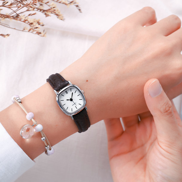 Đồng Hồ Nữ Mặt Vuông Cá Tính Phong Cách Retro DH08