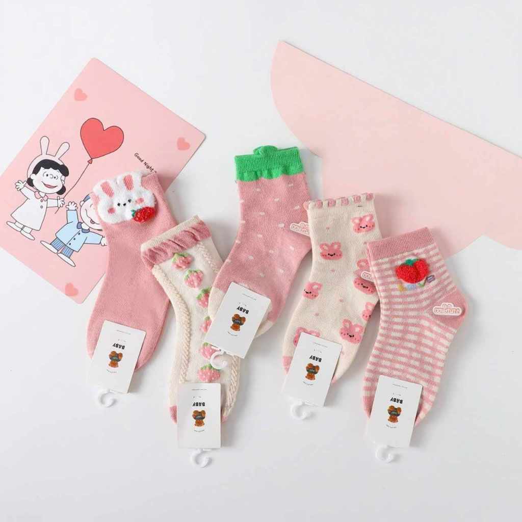 TẤT BÉ GÁI DỄ THƯƠNG