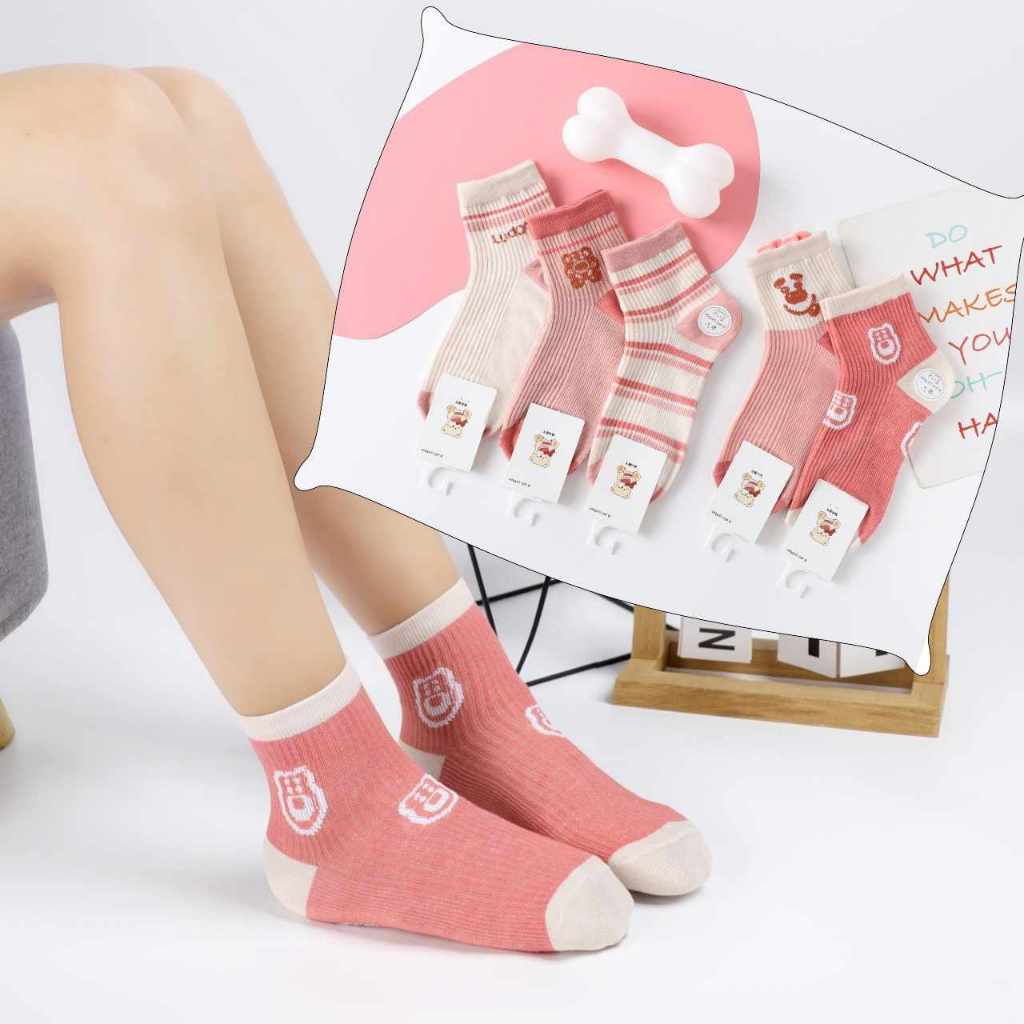 TẤT BÉ GÁI DỄ THƯƠNG