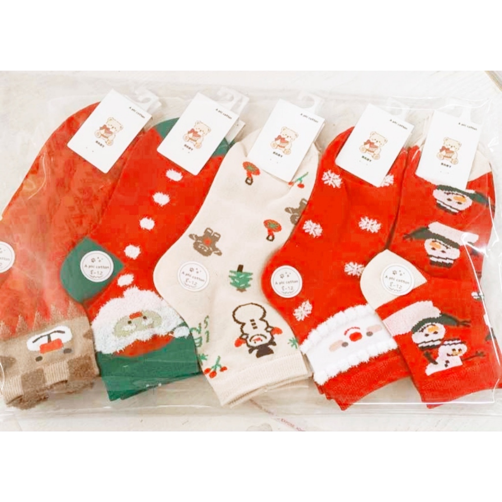 TẤT BÉ GÁI DỄ THƯƠNG