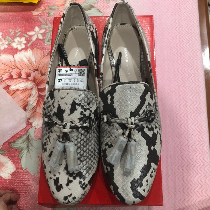Giày sục vân da rắn Zara