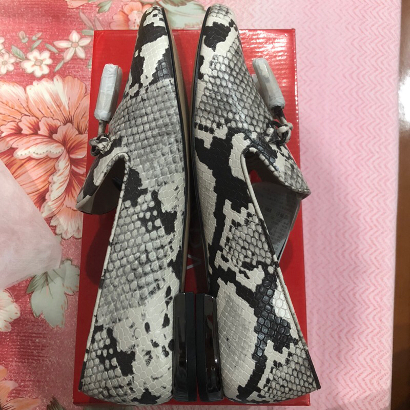 Giày sục vân da rắn Zara