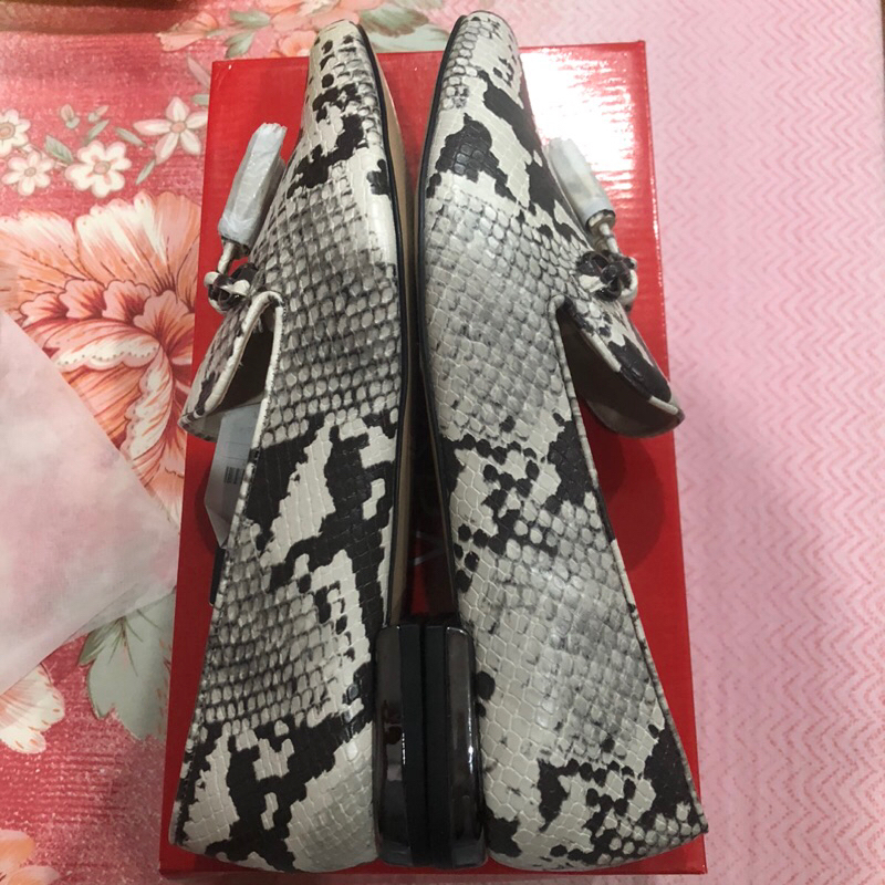 Giày sục vân da rắn Zara
