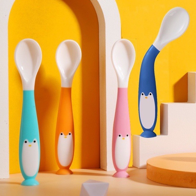Thìa ăn dặm Chim Cánh Cụt bẻ cong uốn dẻo 360 độ dành cho bé, có đế - Bibeebaby